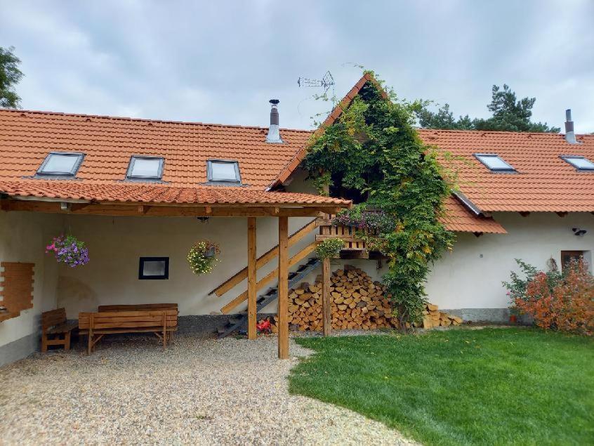Apartman Na Farme U Koni Milesov Exterior photo